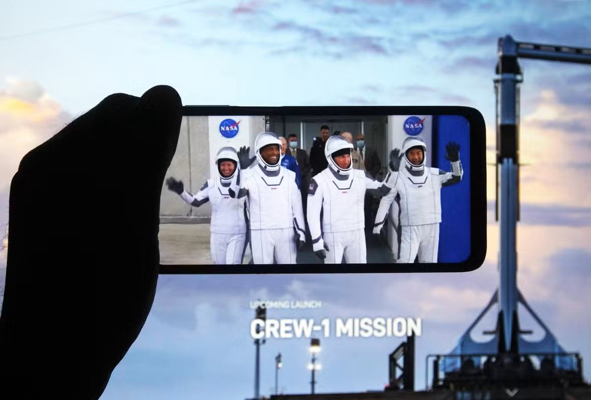 Sabías que hay un móvil por el espacio dando vueltas?