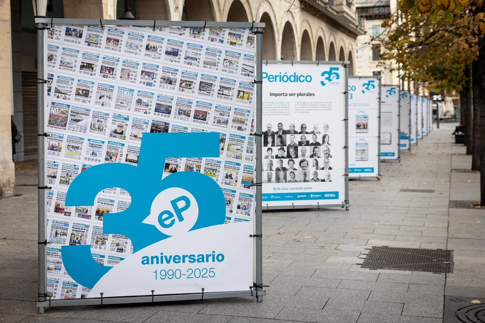 La exposición de los 35 años de EL Periódico de Aragón ya puede visitarse en el paseo Independencia de Zaragoza