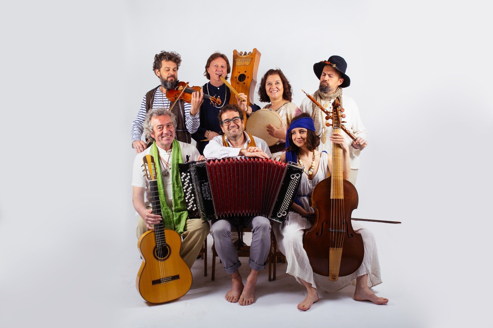 Biella Nuei estrena una canción y un vídeo dedicado al Carnaval de Bielsa y reedita su primer disco «Las aves y las flores»