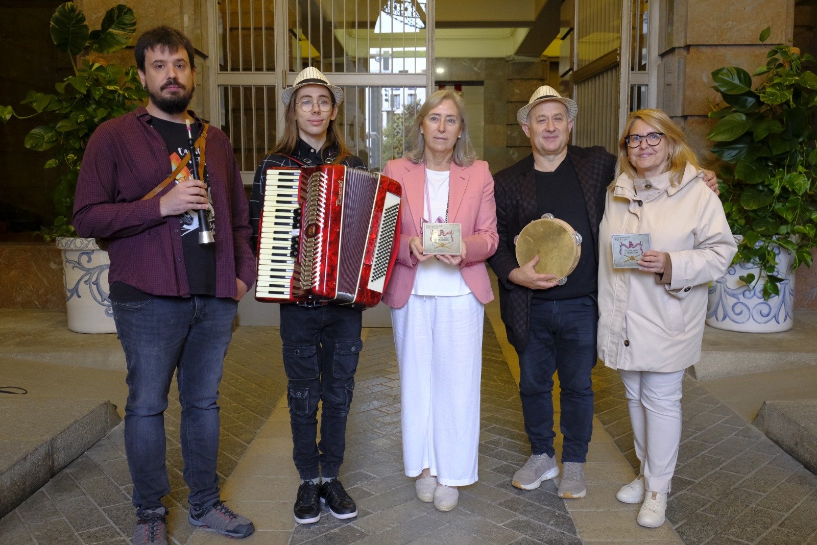 Dulzaineros del Bajo Aragón lanzan su séptimo disco, «De palos, cintas y espadas», una «fiesta para todos los públicos»
